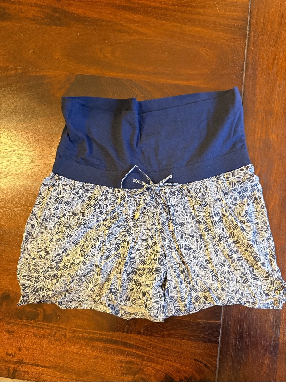 Old Navy Navy and White Floral High-Waist Women’s Shorts like new